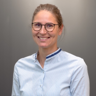 Doktor doc. MUDr. Barbora East, PhD, FEBS AWS